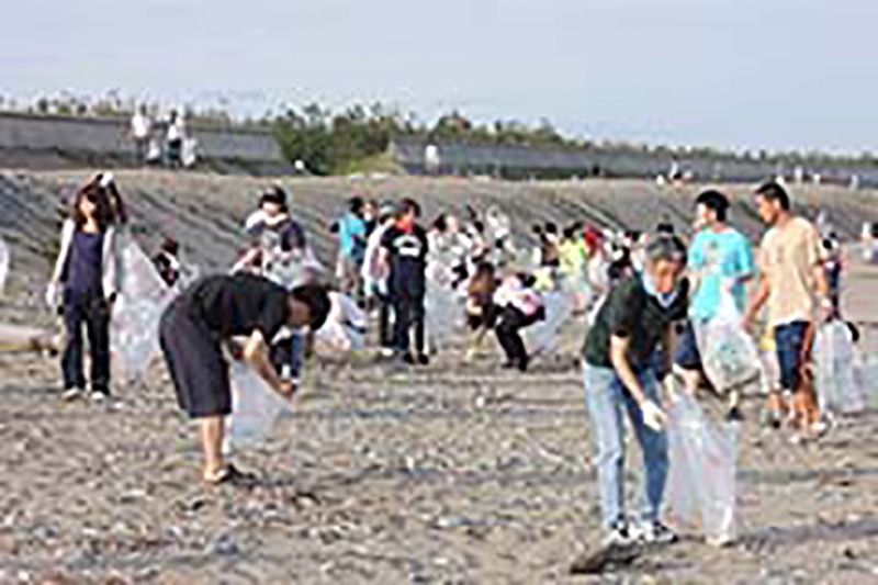 グループ社員・家族による海岸および運動公園の清掃